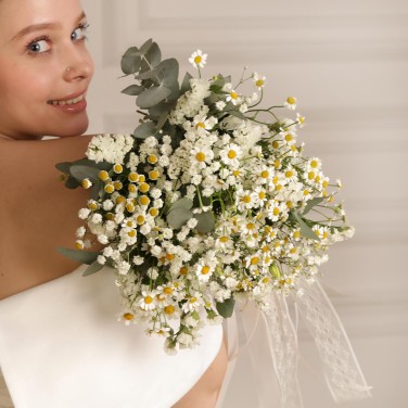 Свадебный букет из ромашек и гипсофилы