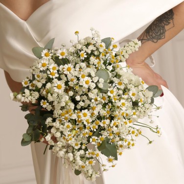 Свадебный букет из ромашек и гипсофилы