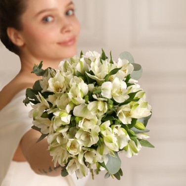 Букет невесты из белой альстромерии