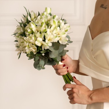 Букет невесты из белой альстромерии