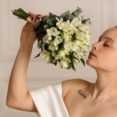 Букет невесты из белой альстромерии