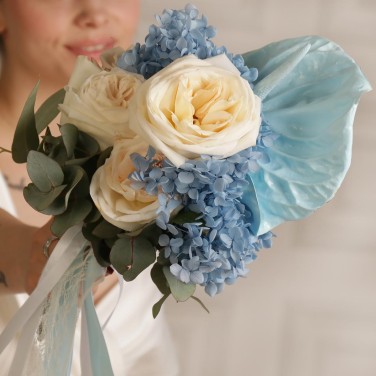 Голубой оригинальный букет невесты