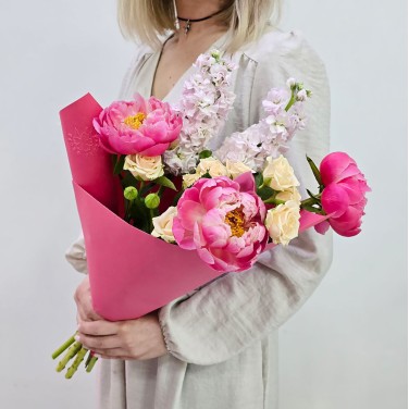 Авторский букет из пионов и маттиолы Мечта