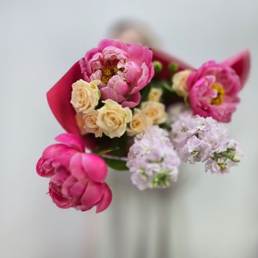 Авторский букет из пионов и маттиолы Мечта