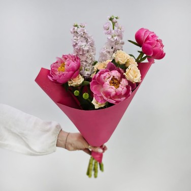 Авторский букет из пионов и маттиолы Мечта
