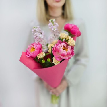 Авторский букет из пионов и маттиолы Мечта