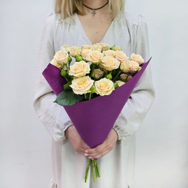 Букет из кремовой кустовой розы в упаковке