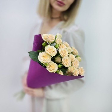 Букет из кремовой кустовой розы в упаковке