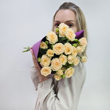 Букет из кремовой кустовой розы в упаковке