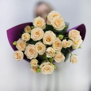 Букет из кремовой кустовой розы в упаковке