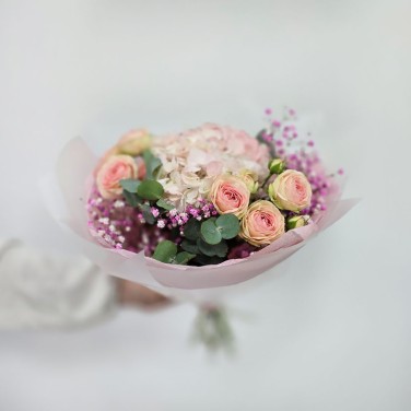 Авторский букет из гортензии и пионовидных кустовых роз