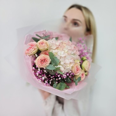 Авторский букет из гортензии и пионовидных кустовых роз