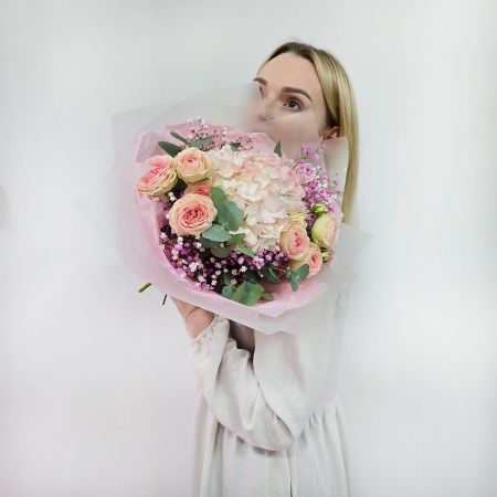 Авторский букет из гортензии и пионовидных кустовых роз