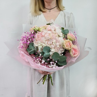 Авторский букет из гортензии и пионовидных кустовых роз