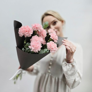 Стильный букет розовых диантусов