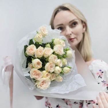 Букет из кустовых роз Мягкость