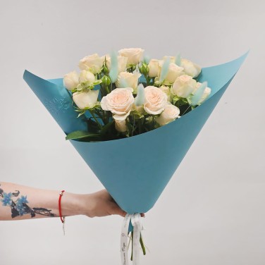 Букет из кустовых роз с лагурусом в голубой упаковке
