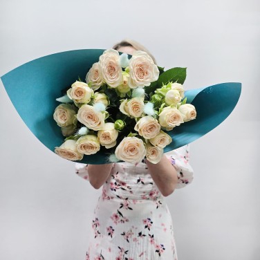 Букет из кустовых роз с лагурусом в голубой упаковке