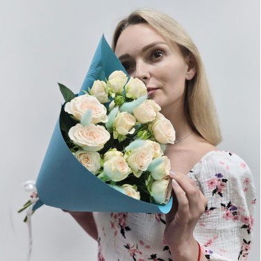 Букет из кустовых роз с лагурусом в голубой упаковке