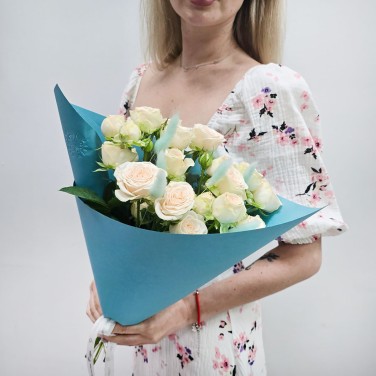 Букет из кустовых роз с лагурусом в голубой упаковке