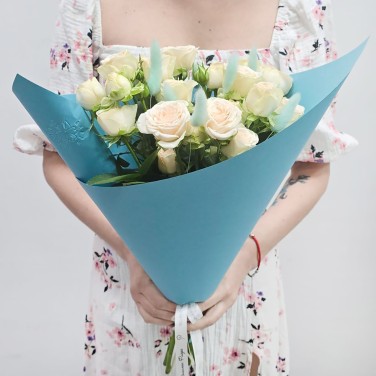 Букет из кустовых роз с лагурусом в голубой упаковке