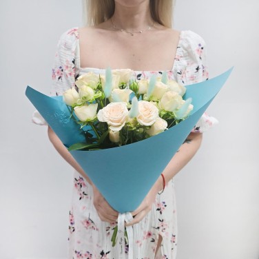 Букет из кустовых роз с лагурусом в голубой упаковке