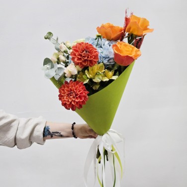 Авторский букет из георгин и гортензий