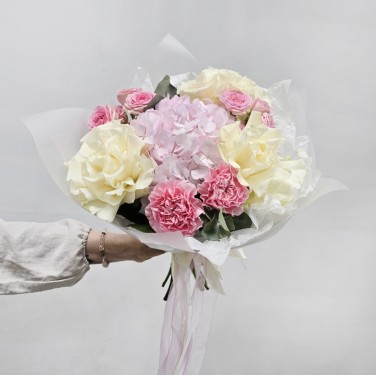 Букет из розовой гортензии и белых роз