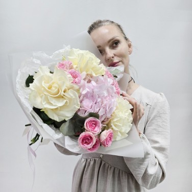 Букет из розовой гортензии и белых роз