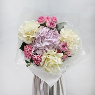 Букет из розовой гортензии и белых роз