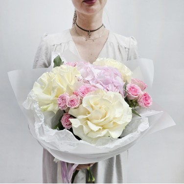 Букет из розовой гортензии и белых роз