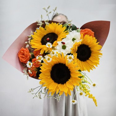 Букет с подсолнухами праздничный