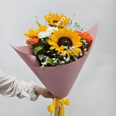 Букет с подсолнухами праздничный
