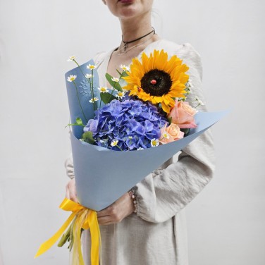 Букет из подсолнуха и гортензии Ты первый