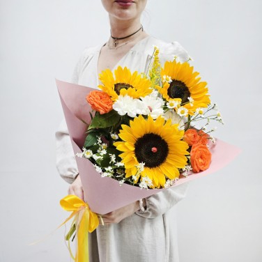 Букет с подсолнухами праздничный