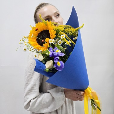 Букет комплимент яркий с подсолнухом