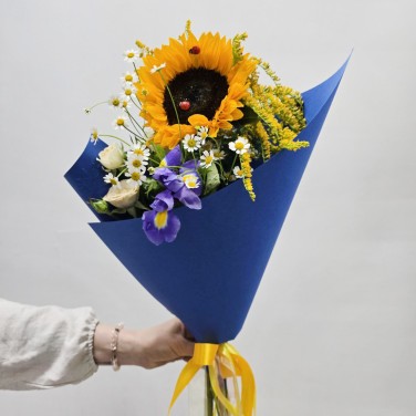 Букет комплимент яркий с подсолнухом