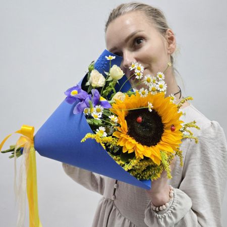 Букет комплимент яркий с подсолнухом