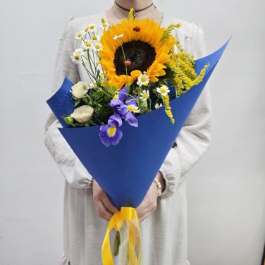 Букет комплимент яркий с подсолнухом