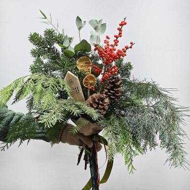 Предвкушение зимы букет из разной хвои
