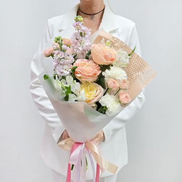 Нежная история букет кремовый из пионовидных роз