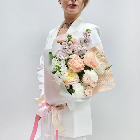 Нежная история букет кремовый из пионовидных роз