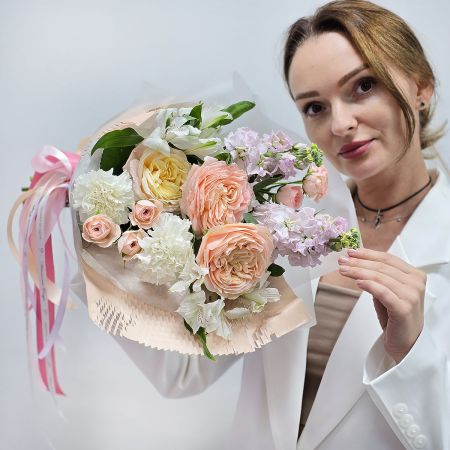 Нежная история букет кремовый из пионовидных роз