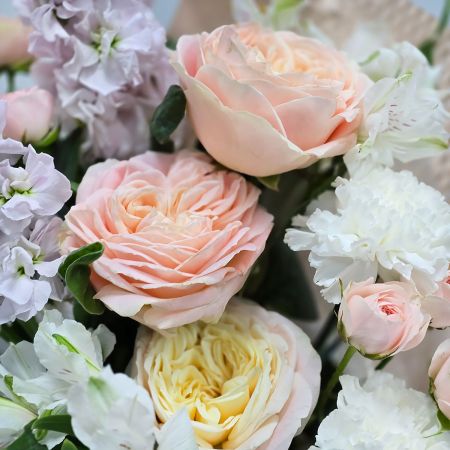 Нежная история букет кремовый из пионовидных роз