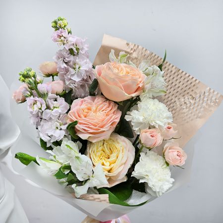 Нежная история букет кремовый из пионовидных роз