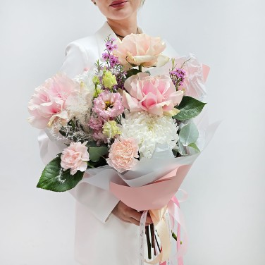 Поздравляю тебя! Букет из французских роз и хризантем