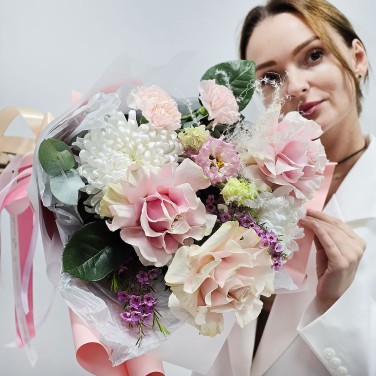 Поздравляю тебя! Букет из французских роз и хризантем