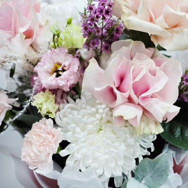 Поздравляю тебя! Букет из французских роз и хризантем