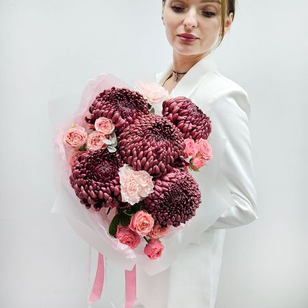 Букет бургунди ред и пионовидных кустовых роз