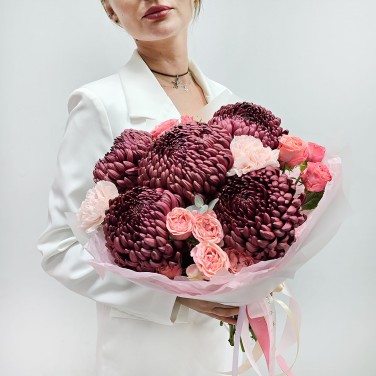 Букет бигуди ред и пионовидных кустовых роз